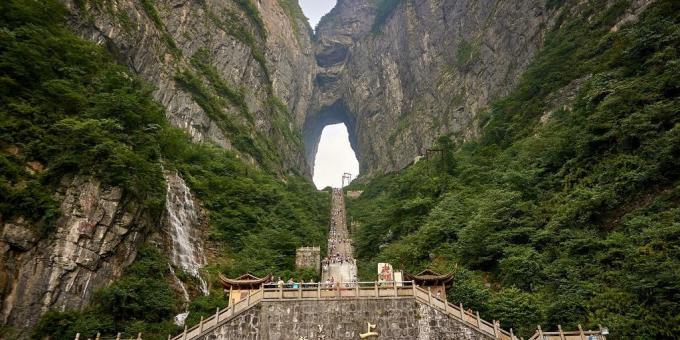 território asiático não é em vão atrair turistas, parque nacional de "Cloud Gate" no Monte Tianmen, em Zhangjiajie, China