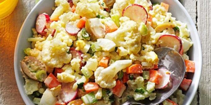 Salada com ovos, couve-flor, azeitonas e rabanetes
