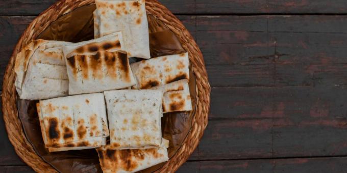 Idéia de piquenique: envelopes Lavash com queijo