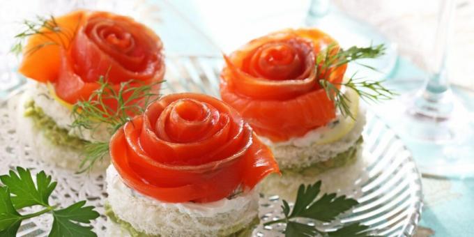 Sanduíches festivos com peixe vermelho