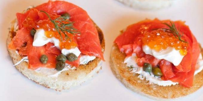 Sanduíches com caviar vermelha e peixe vermelho