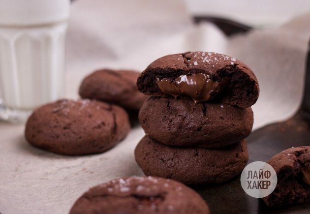 Deixe os cookies de chocolate tipo fondant esfriarem antes de degustar