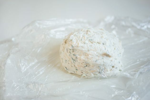 Snack de queijo: molde a mistura em uma bola