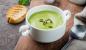 Sopa cremosa com ervilhas verdes e abacate