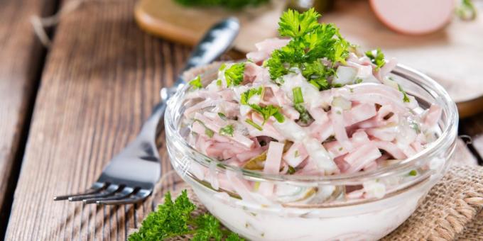 Salada com queijo e presunto