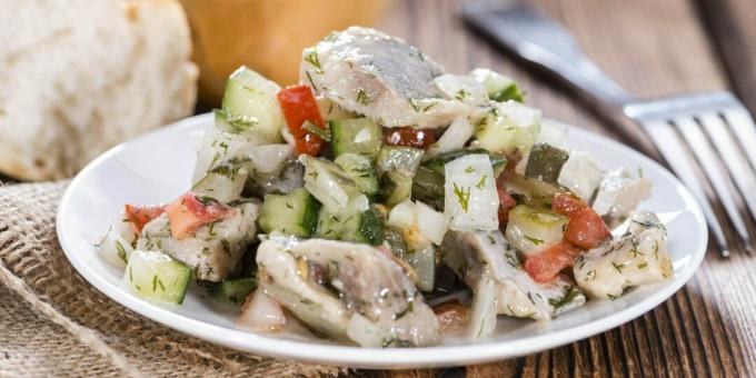 Salada com arenque e legumes