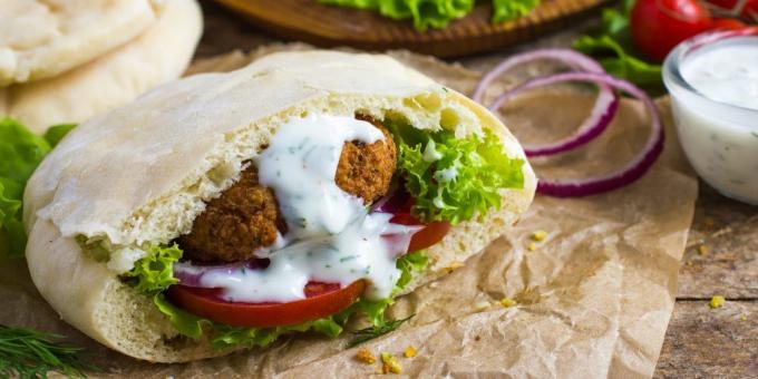 Receitas com grão de bico: Pita com falafel e molho cacik