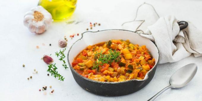 Ensopado de legumes com abobrinha, pimentão e berinjela