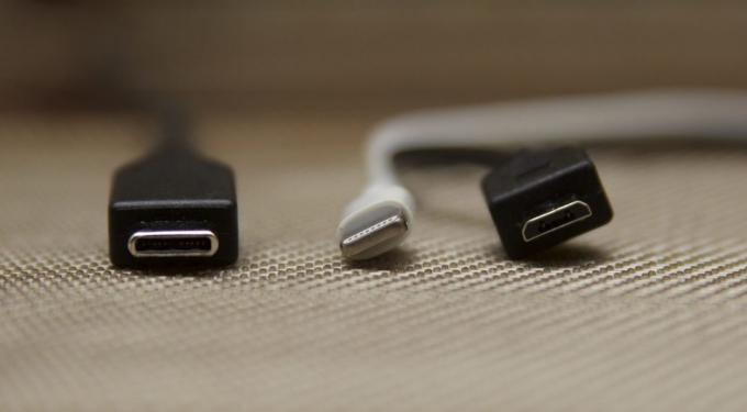 Da esquerda para a direita: USB tipo C, Relâmpago, micro USB