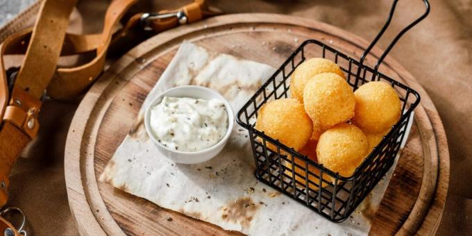 Bolas de queijo fritas com presunto