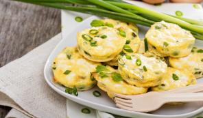 Mini fritadas com queijo feta, ervilhas e ervas