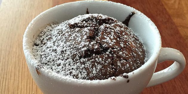 muffin de chocolate com suco de laranja
