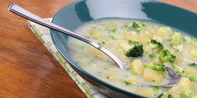 sopas de legumes: sopa com brócolis, batatas e queijo parmesão