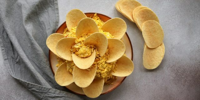 Salada em camadas com batatas fritas e presunto