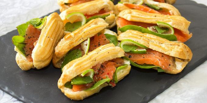 Eclairs com peixe vermelho e requeijão