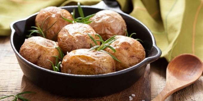 Batatas jovens assadas no forno com sal