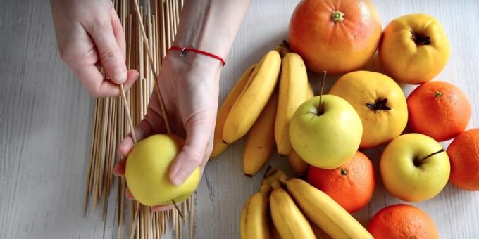 Coloque as frutas em espetos