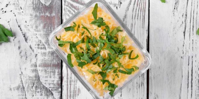 Salada em camadas com espadilha, queijo e ovos