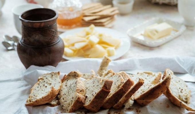 Pão com sementes de linho e girassol no forno