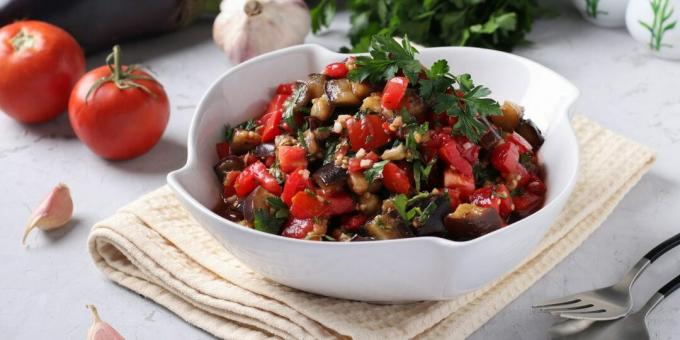Salada morna com berinjela e tomate