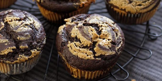 muffins de chocolate com manteiga de amendoim