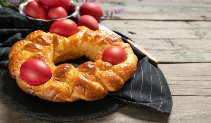 Pão de Páscoa com Ovos Coloridos