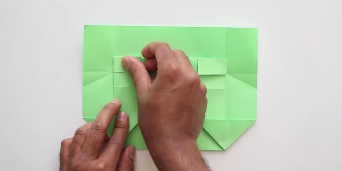 envelope com as mãos sem cola: dobrar o papel frontal