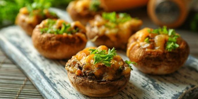 Champignon recheado com carne de porco e queijo