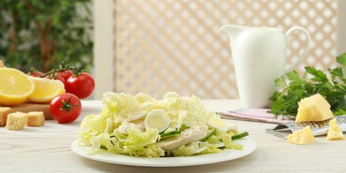 Salada com repolho chinês, frango e ovos de codorna