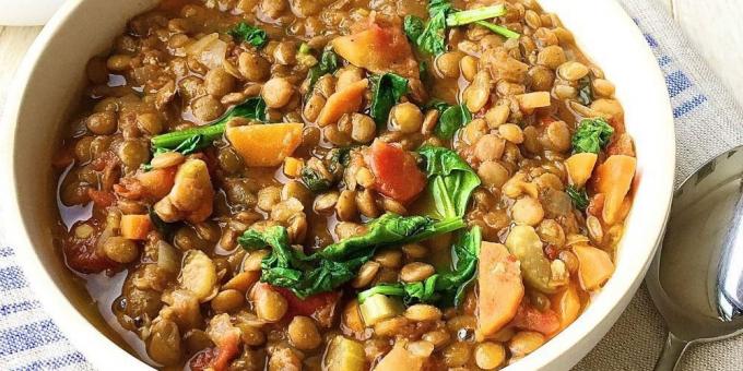 Sopa de lentilha com vegetais e espinafre