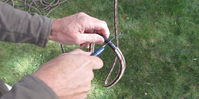 Balançar os braços: Corte um pedaço de corda