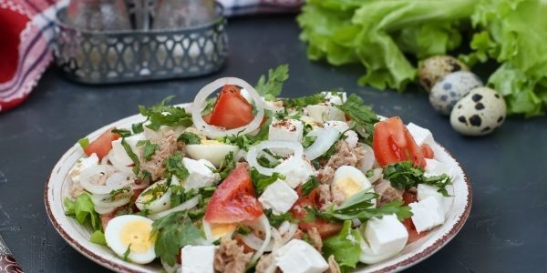Salada com atum, tomate, ovos de codorniz e feta