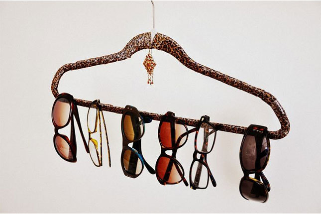 Manter as coisas no armário: um cabide para óculos