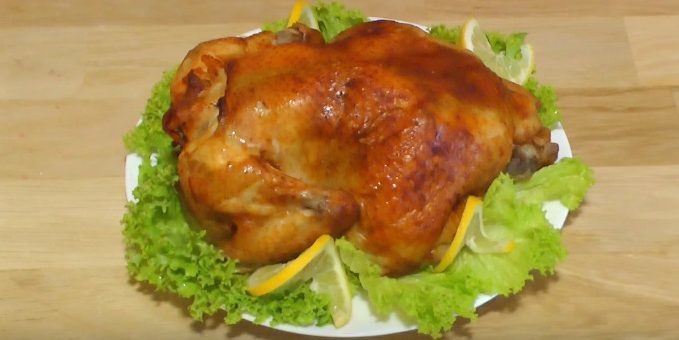Um frango inteiro no forno com molho picante de soja, cozido na manga