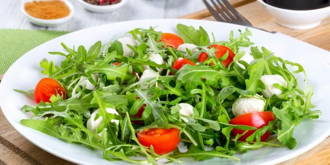 Salada com rúcula, mussarela e tomate cereja