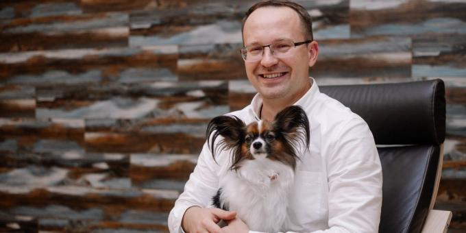 O fundador do estúdio de jogos de localização INLINGO Pavel Tokarev escritório dog-friendly