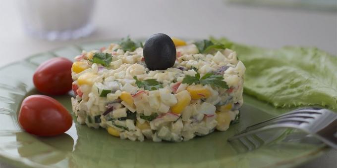 Salada com arroz, palitos de caranguejo, milho, ovos e pepino
