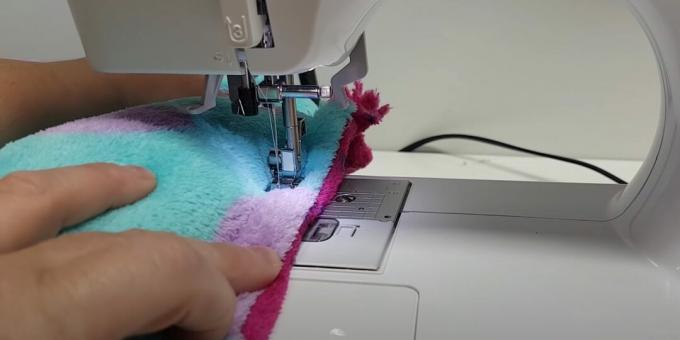 Cama de gato faça você mesmo: costure o tecido ao longo da borda