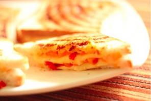 Pequeno-almoço para 10 minutos: Sanduíche quente com queijo e pimenta