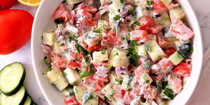 Salada com pepinos e tomates com cebola e molho de creme de leite