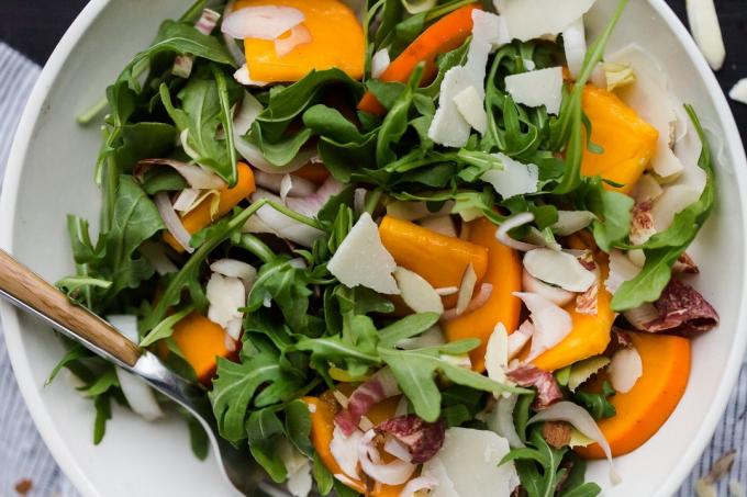 Receita: Inverno saladas saudáveis ​​com caqui - com amêndoas e parmesão
