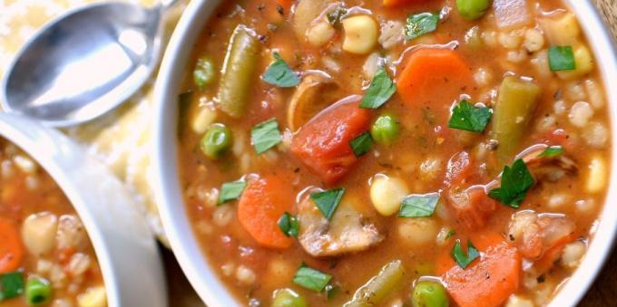 sopas de legumes: Sopa com cevada, cogumelos e grão de bico