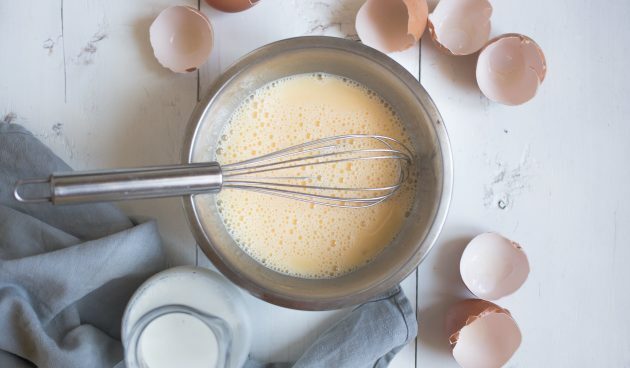Quesadillas com queijo, Everch, mostarda e ovos mexidos: bata os ovos, sal e leite para os ovos mexidos