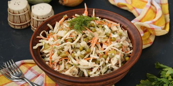 Salada com repolho, picles e ervilhas