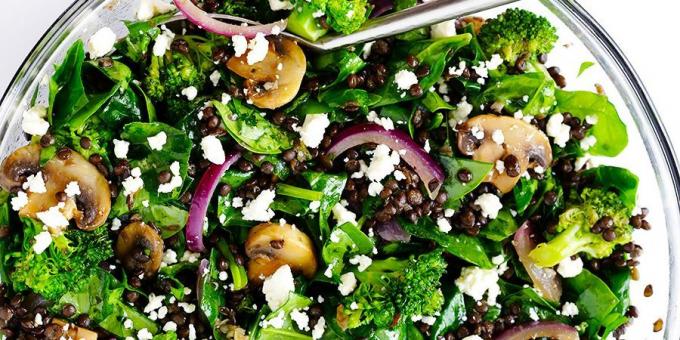 Salada de legumes com brócolis, espinafre e lentilhas