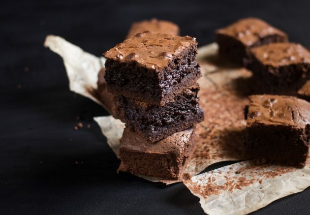 receita de brownie de chocolate: fatie os produtos assados ​​após esfriar completamente