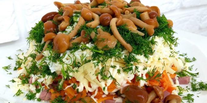 Salada com cogumelos, presunto e pepino