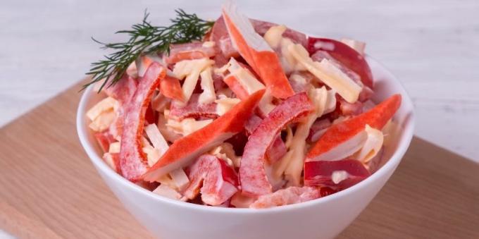 Salada com delícias do mar, tomate, queijo e pimenta