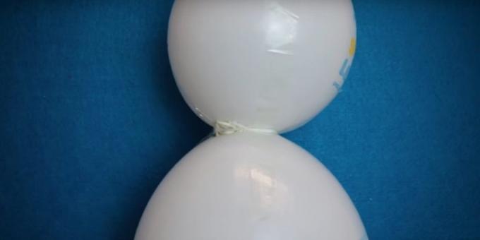 como fazer um boneco de neve: conectar os dois bola inflada