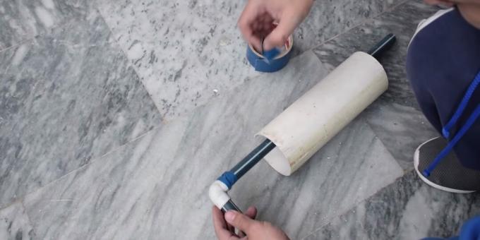 Como fazer uma fonte do-it-yourself: enrole o cano de água com fita adesiva